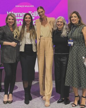 Betina Schmidt Instagram - Day 1 de um Congresso muito especial e preparado com todo carinho pela @abrasceoficial 🤍 

É uma honra poder fazer parte desse projeto inovador, agregador & incentivador do @groupindigobrasil mediando conversas importantes & necessárias com mulheres incríveis! 

Amanhã tem mais Women Talks na @expocenternorte 

ph @marinhero 
look @charthoficial @luziafazzollibrand 
pr @wow_connect 
agency @beyoumgmt