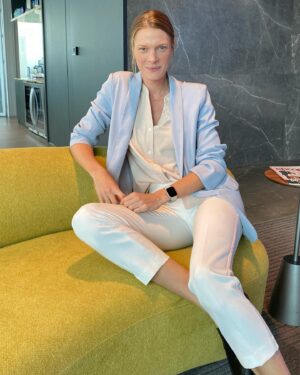 Betina Schmidt Instagram - business styled & pronta pra fazer acontecer aqui no headquarters da @one.investimentos 🚀🤍