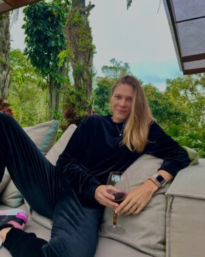 Betina Schmidt Instagram - comfy wknd 🖤🍃