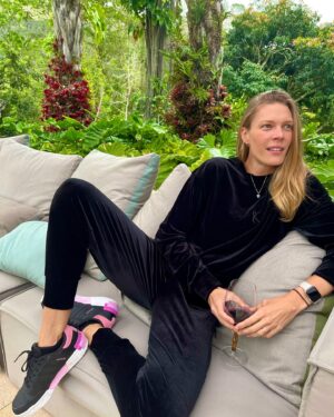Betina Schmidt Instagram - comfy wknd 🖤🍃
