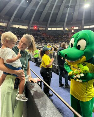 Betina Schmidt Instagram - Primeira vez dele em uma quadra e um ginásio de vôlei.  Lugar que eu nasci, cresci & vivi muitas emoçōes. 
Foi lindo ver ele já amar esse universo.
Nossa família respira esporte, e só queremos que ele esteja absorvendo tudo o que o esporte nos ensinou também.

Parabéns Brasil & Rumo à Paris 💛💙💚