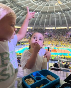 Betina Schmidt Instagram - Primeira vez dele em uma quadra e um ginásio de vôlei.  Lugar que eu nasci, cresci & vivi muitas emoçōes. 
Foi lindo ver ele já amar esse universo.
Nossa família respira esporte, e só queremos que ele esteja absorvendo tudo o que o esporte nos ensinou também.

Parabéns Brasil & Rumo à Paris 💛💙💚