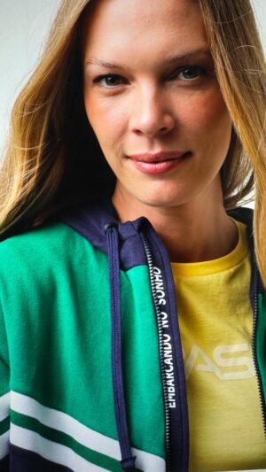 Betina Schmidt Instagram - Embarcando no Sonho! Uma campanha especial demais p/ @riachuelo 💚💛💙

Obrigada pelo convite e oportunidade @barbara.kk de fazer parte desse time!

Au Revoir Parri! 🔜🇫🇷