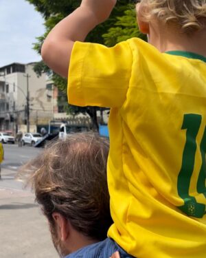 Betina Schmidt Instagram - Primeira vez dele em uma quadra e um ginásio de vôlei.  Lugar que eu nasci, cresci & vivi muitas emoçōes. 
Foi lindo ver ele já amar esse universo.
Nossa família respira esporte, e só queremos que ele esteja absorvendo tudo o que o esporte nos ensinou também.

Parabéns Brasil & Rumo à Paris 💛💙💚