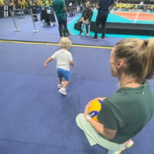 Betina Schmidt Instagram - Primeira vez dele em uma quadra e um ginásio de vôlei.  Lugar que eu nasci, cresci & vivi muitas emoçōes. 
Foi lindo ver ele já amar esse universo.
Nossa família respira esporte, e só queremos que ele esteja absorvendo tudo o que o esporte nos ensinou também.

Parabéns Brasil & Rumo à Paris 💛💙💚