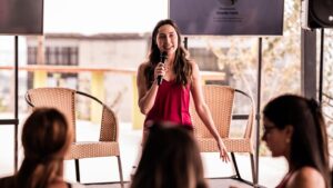 Betina Schmidt Instagram - A ONE em conjunto com o projeto @onecomelas realizou um dos eventos mais impactantes do nosso calendário de 2023 - o 'Invista em Você: Edição Outubro Rosa' - uma verdadeira imersão em saúde, bem-estar e empoderamento financeiro feminino.

Foi uma manhã incrível de conversas abertas sobre prevenção, saúde e autocuidado; sobre a importância do esporte como aliado da saúde mental e física; insights sobre como as mulheres podem se posicionar melhor financeiramente, além de beach tennis.

Nossas porta vozes, @amandanotini e @betinaschmidt tiveram a honra de receber e bater um papo com renomada Dra. @kerstinkapp. Kapp comentou e tirou dúvidas sobre diversos aspectos da saúde e bem-estar femininos. Da prevenção ao câncer de mama à importância da prática esportiva e ao poder transformador de investir em si mesma, reforçando o impacto positivo que o conhecimento especializado tem no nosso dia a dia e no futuro da saúde da mulher.

Não foi só um evento. Foi uma demonstração do que acontece quando compromisso e ação se encontram. Agradecemos a cada uma das mulheres que trouxeram sua energia e fizeram esse encontro acontecer. 👏

Queremos expressar também a nossa mais profunda gratidão aos parceiros que estiveram ao nosso lado nessa manhã maravilhosa de impacto e engajamento: @larulp_oficial; @seleve_seleve, @kesser.lab, @cacoworiginal, @dreamz. Cada conversa, cada painel e cada momento de aprendizado foi amplificado pela colaboração e apoio de vocês. 

Fiquem ligados, vem mais por aí!