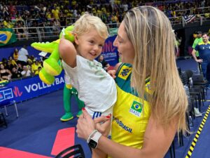 Betina Schmidt Instagram - um domingo especial em família!
A atmosfera e a energia desse jogo não tem igual! Vivemos do esporte e nos emocionamos sempre com ele! 

Obrigada @cbvolei & @grupoklefer por proporcionar memórias únicas pra nossa família 💚💙💛

Parabéns meninas, vocês arrasaram! 🇧🇷🏐