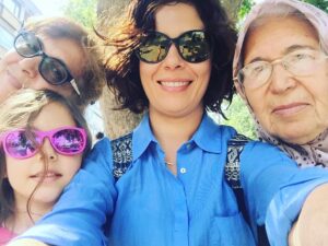 Betül Çobanoğlu Instagram - 4 nesil biraradayız..Anneannem annem kızım..Kadın doğuştan emekçidir.Kadın herşeyden önce varoluşsal bir mücadelenin emekçisidir.Eşit ve özgür bir dünya hepimizi iyileştirir! #8martdünyaemekçikadınlargünü  #kadıngücü 💪🏻🙋🏼🌺