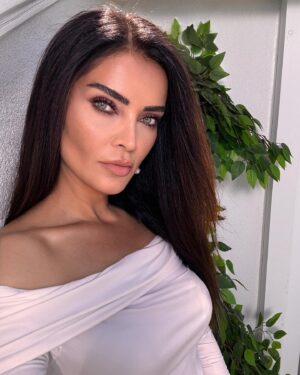 Betül Şahin Instagram - back stage🤍
#makeupartist @eliffelverr