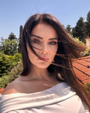 Betül Şahin Instagram - back stage🤍
#makeupartist @eliffelverr