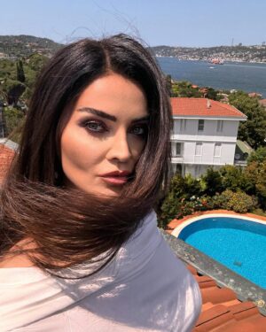 Betül Şahin Instagram - back stage🤍
#makeupartist @eliffelverr