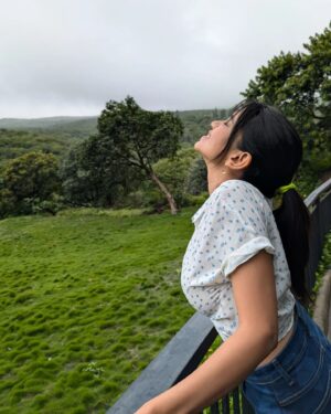 Bhagyashree Limaye Instagram - How will I not be happy? It's goddamn monsoon!! 🌧️
#seasonoflove