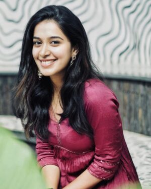 Bhama Arun Instagram - 💖💖 keeping it natural 💖

Styling: @stylestoriesbypriyanka 
Outfit: @trose_by_isabella 
Jwellery: @goodwillcollectionskerala