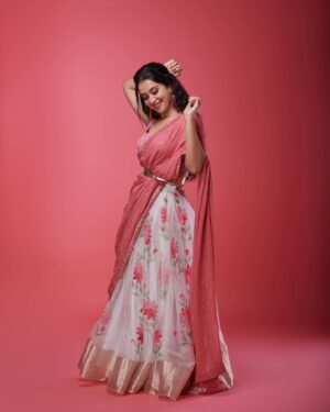 Bhama Arun Instagram - Added some pink 💕 onam🌸🌸

STARRING @bhama.arun
Styling @styled_by_arundev
Photography and post production @plan.b.actions by @jibinartist
Costume @devraagh
Makeup: @makeup_by_shibinantony
Studio @maxxocreative , @studio_maxxo
Photography assist @dayonphotos, @rizwanmechoth,
Special thanks to @huwais.majeed 

#onam #onamcelebration #onamspecial #onam2023 #festivetime