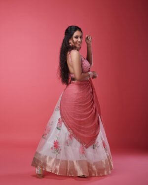 Bhama Arun Instagram - Added some pink 💕 onam🌸🌸

STARRING @bhama.arun
Styling @styled_by_arundev
Photography and post production @plan.b.actions by @jibinartist
Costume @devraagh
Makeup: @makeup_by_shibinantony
Studio @maxxocreative , @studio_maxxo
Photography assist @dayonphotos, @rizwanmechoth,
Special thanks to @huwais.majeed 

#onam #onamcelebration #onamspecial #onam2023 #festivetime