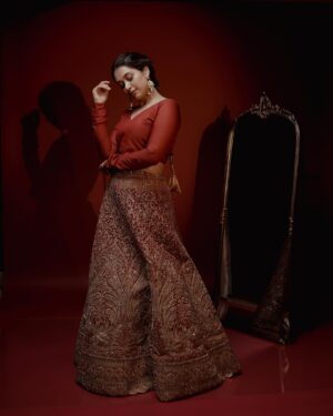 Bhama Arun Instagram - लाल ❤️

Photography : @merin__georg 
Styling : @amritha_lakshmi___  @ka_couture_ 
Mua : @sreegeshvasan_makeupartist 
Skirt : @ghaghra_wedding_rentals 
Blouse : @eera_design_couture 
Jewellery : @anokhi_priyakishore 
Vedio : @dink4n 
Studio : @tinyturtle.media 
Special thanks : @vishnu.chandrabose
