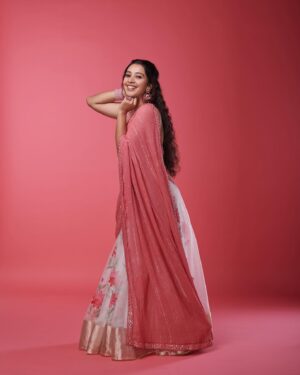 Bhama Arun Instagram - Added some pink 💕 onam🌸🌸

STARRING @bhama.arun
Styling @styled_by_arundev
Photography and post production @plan.b.actions by @jibinartist
Costume @devraagh
Makeup: @makeup_by_shibinantony
Studio @maxxocreative , @studio_maxxo
Photography assist @dayonphotos, @rizwanmechoth,
Special thanks to @huwais.majeed 

#onam #onamcelebration #onamspecial #onam2023 #festivetime