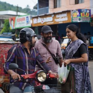 Bhama Arun Instagram - ❤️❤️❤️❤️❤️ 
Pictures just before that one scene😄😄

@sudheesh_gopinathn @surajvenjaramoodu @rajeshmadhavan @renjikankol @jas_ith__a @unni_ozo_ @joval_siddique @chandrikamadikai 

#madanolsavammovie #malayalmovie #trending #madanan#alice