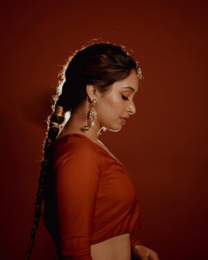 Bhama Arun Instagram - लाल ❤️

Photography : @merin__georg 
Styling : @amritha_lakshmi___  @ka_couture_ 
Mua : @sreegeshvasan_makeupartist 
Skirt : @ghaghra_wedding_rentals 
Blouse : @eera_design_couture 
Jewellery : @anokhi_priyakishore 
Vedio : @dink4n 
Studio : @tinyturtle.media 
Special thanks : @vishnu.chandrabose