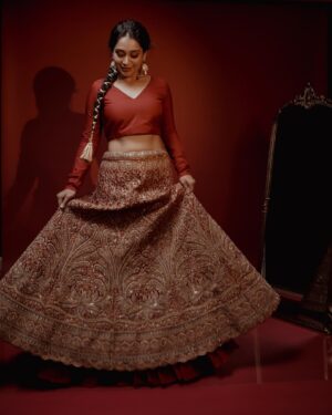 Bhama Arun Instagram - लाल ❤️

Photography : @merin__georg 
Styling : @amritha_lakshmi___  @ka_couture_ 
Mua : @sreegeshvasan_makeupartist 
Skirt : @ghaghra_wedding_rentals 
Blouse : @eera_design_couture 
Jewellery : @anokhi_priyakishore 
Vedio : @dink4n 
Studio : @tinyturtle.media 
Special thanks : @vishnu.chandrabose