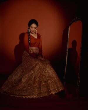 Bhama Arun Instagram - लाल❤️

Photography : @merin__georg 
Styling : @amritha_lakshmi___  @ka_couture_ 
Mua : @sreegeshvasan_makeupartist 
Skirt : @ghaghra_wedding_rentals 
Blouse : @eera_design_couture 
Jewellery : @anokhi_priyakishore 
Vedio : @dink4n 
Studio : @tinyturtle.media 
Special thanks : @vishnu.chandrabose