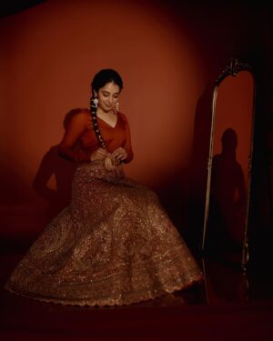 Bhama Arun Instagram - लाल❤️

Photography : @merin__georg 
Styling : @amritha_lakshmi___  @ka_couture_ 
Mua : @sreegeshvasan_makeupartist 
Skirt : @ghaghra_wedding_rentals 
Blouse : @eera_design_couture 
Jewellery : @anokhi_priyakishore 
Vedio : @dink4n 
Studio : @tinyturtle.media 
Special thanks : @vishnu.chandrabose
