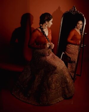 Bhama Arun Instagram - लाल❤️

Photography : @merin__georg 
Styling : @amritha_lakshmi___  @ka_couture_ 
Mua : @sreegeshvasan_makeupartist 
Skirt : @ghaghra_wedding_rentals 
Blouse : @eera_design_couture 
Jewellery : @anokhi_priyakishore 
Vedio : @dink4n 
Studio : @tinyturtle.media 
Special thanks : @vishnu.chandrabose