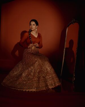 Bhama Arun Instagram - लाल❤️

Photography : @merin__georg 
Styling : @amritha_lakshmi___  @ka_couture_ 
Mua : @sreegeshvasan_makeupartist 
Skirt : @ghaghra_wedding_rentals 
Blouse : @eera_design_couture 
Jewellery : @anokhi_priyakishore 
Vedio : @dink4n 
Studio : @tinyturtle.media 
Special thanks : @vishnu.chandrabose