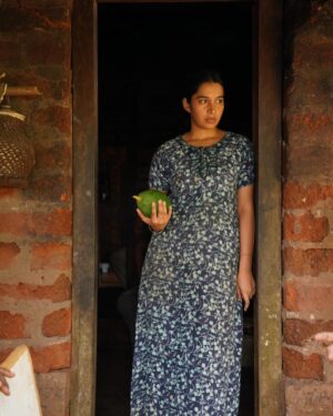 Bhama Arun Instagram - ആദ്യം ചോരാത്ത ഒരു വീട്  എന്നിട്ട് പോരെ ബാക്കി എല്ലാം മദനേട്ടാ ??? 
@surajvenjaramoodu @sudheesh_gopinathn @ajithvinayakafilms 

#madanolsavammovie #madanolsavam