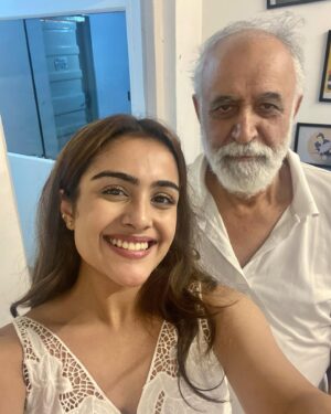 Bhavna Choudhary Instagram - After waiting for more than an year, finally sharing my most cherished album from the sets of FARREY. Eternally grateful for working with the most talented and inspiring artists. Special mention to @ronitboseroy sir and @juuhithesoniibabbar ma’am for being so warm and helping throughout our performances. And the mind behind it all @soumendra_padhi sir. And @vijayganguly sir for making MACHADE TABAHI possible keeping it raw, real and fun. Thank you for accepting me as Priyanka Didi, go watch the film at your nearest cinemas now! 😇✨🌷