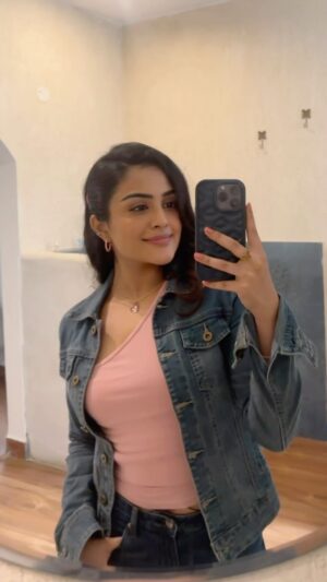 Bhavna Choudhary Instagram - Collaboration | Got my undereye fillers for the first time with @sarinskinofficial @drankursarin_sarinskin ,watch till the end to see how it went for me 💉✨