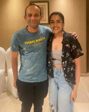 Bhavna Choudhary Instagram - After waiting for more than an year, finally sharing my most cherished album from the sets of FARREY. Eternally grateful for working with the most talented and inspiring artists. Special mention to @ronitboseroy sir and @juuhithesoniibabbar ma’am for being so warm and helping throughout our performances. And the mind behind it all @soumendra_padhi sir. And @vijayganguly sir for making MACHADE TABAHI possible keeping it raw, real and fun. Thank you for accepting me as Priyanka Didi, go watch the film at your nearest cinemas now! 😇✨🌷