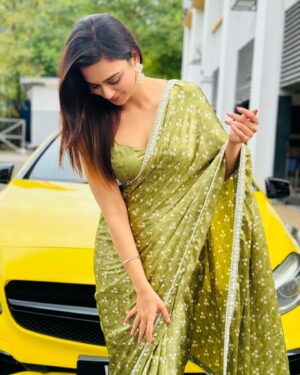 Bhavya Trikha Instagram - Skipping the Kunafa chocolate craving, so I’ll settle for flaunting my Kunafa saree 💚
.
#malaysia #kualalumpur