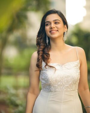 Bhavya Trikha Instagram - A fairlytale evening ! 
#IdiMinnalKadhal Audio Launch ❤️
.
Styled by @indu_ig 
Wearing @yaradesigners 
Makeup @jiyamakeupartistry 
Photography @prasami_photography
Hairstyle @keerthana_makeup_and_hair