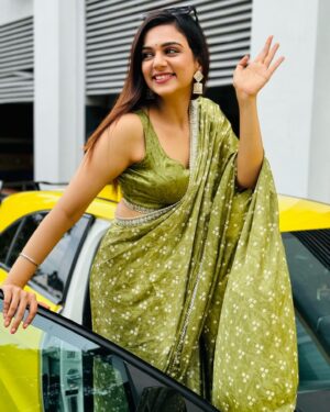 Bhavya Trikha Instagram - Skipping the Kunafa chocolate craving, so I’ll settle for flaunting my Kunafa saree 💚
.
#malaysia #kualalumpur