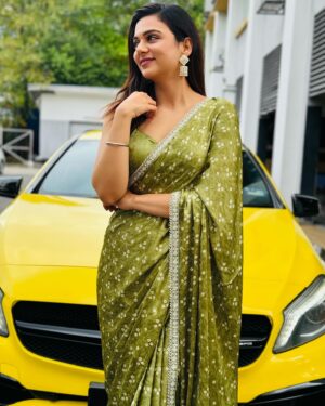 Bhavya Trikha Instagram - Skipping the Kunafa chocolate craving, so I’ll settle for flaunting my Kunafa saree 💚
.
#malaysia #kualalumpur