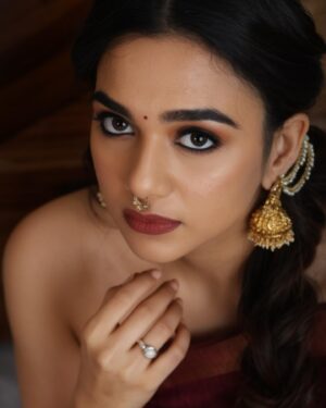 Bhavya Trikha Instagram - 👣✨
.
Makeup  @roopa_ravi_mua 
Saree @varsha_designstudio 
Jewels @new_ideas_fashions 
Styling @anand.aries 
Hair @makeup_with_maks