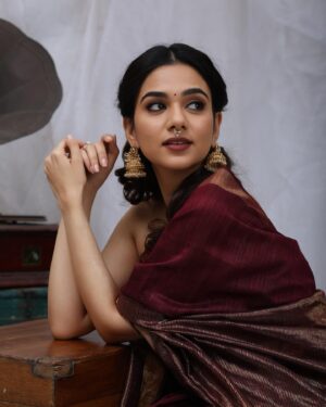 Bhavya Trikha Instagram - Classic elegance never fades 🥻🪕
.
#vintagevibes
