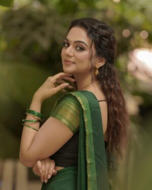 Bhavya Trikha Instagram - As my Insta family wished, here’s my traditional, homely look🙏🏻☀️
.
.
 @ivalinmabia
 @camerasenthil @jeevithamakeupartistry @rrajeshananda