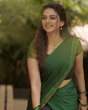 Bhavya Trikha Instagram - As my Insta family wished, here’s my traditional, homely look🙏🏻☀️
.
.
 @ivalinmabia
 @camerasenthil @jeevithamakeupartistry @rrajeshananda