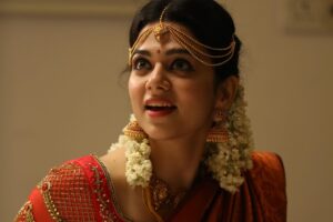 Bhavya Trikha Instagram - Looking back at these funny and special moments behind the scenes while being Shruti on screen. Thank you for all the love shown to Joe, grateful as we enter week 3 and still running. 
#Joeintheatres
#peoplelovejoe