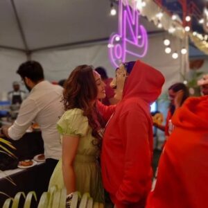 Bhumi Rajgor Instagram - Reason no.1 for being single: Attracted to red flags 🚩

Fantastic set up, ideas and props courtesy @ninis.kitchen 
Fake robber boyfriend courtesy @drnavneetgill 
Photography skills on point @khushbu_iyer 
Direction and pose guidance @iyerony_of_life 
.
.
.
#moneyheist #lacasadepapel #mask #redflags