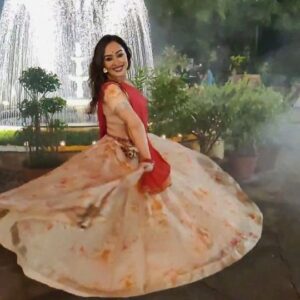 Bhumi Rajgor Instagram - Gherdaar ghoomta.. ame manda lidha mohi raaj
.
.
.
🎥 @niralikartik 
.
.
#garba #navratri #gujarati #gujarat #loveforgarba #lovefordance #garbalover #garbalove #fountain
