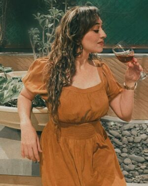 Bhumi Rajgor Instagram - Drink wine and kiss under the mistletoe. Merry Christmas 🎄

📷 🍷 @meeraambasana 
.
.
.
#christmas #wine #mistletoe #kiss #holidays #love #poserforlife #friends #partytime