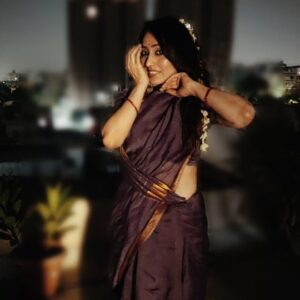 Bhumi Rajgor Instagram - सलोना सा सजन है और मैं हूँ..
.
.
.
#retro #vintage #kathak #saree #oldsoul