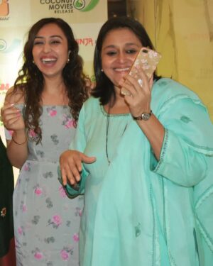 Bhumi Rajgor Instagram - When the cuties are in town
.
📷 @rufas_christian
.
.
.
#supriyapathak #endlesslaughter #funtimes #gossip #premier #love #gujjus #gujaratimovie