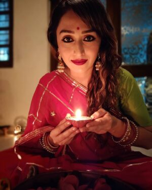 Bhumi Rajgor Instagram - Happy Diwali 🪔
.
.
.
#diwali #deepawali #festivals #india #indian #sari #red #bindi #jhumkas #lamps #diya #blessings #divine