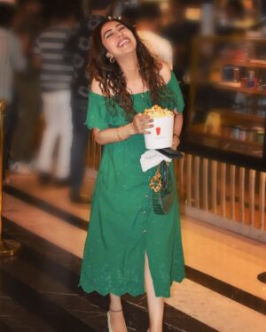 Bhumi Rajgor Instagram - Salted caramel happiness
.
.
.
📷 @rufas_christian
.
.
#movietime #popcorn #premiere #saltedcaramel #green #curls #actor #model #happy #laugh #instagood #gujjumovie