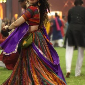 Bhumi Rajgor Instagram - My Navratri begins with pre-Navratri garbas and what a night it was!! Brilliant beginning to an amazing season with @sanoza11 .
Thank you for capturing my dance so beautifully @gennext.studio.
.
.
#navratri #garba #ahmedabad #dandiya #savetraditionalgarba