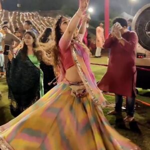 Bhumi Rajgor Instagram - Ghoomar ramva main jyasa

🎤 @parthoza25 
.
.
.
#navrati #ghoomar #garba #garbanight #dance #lovefordance #garbalover #lehariya #pink #divine #love #gujarati #rajasthani #gujarat #rajasthan #instareels #instagram